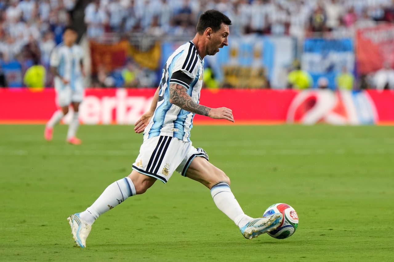 Lionel Messi (10) de Argentina corre con el balón durante el partido de cuartos de final de la Copa Mundial de Fútbol entre Argentina y Suiza en Kansas City, Missouri, el sábado 11 de julio de 2026.