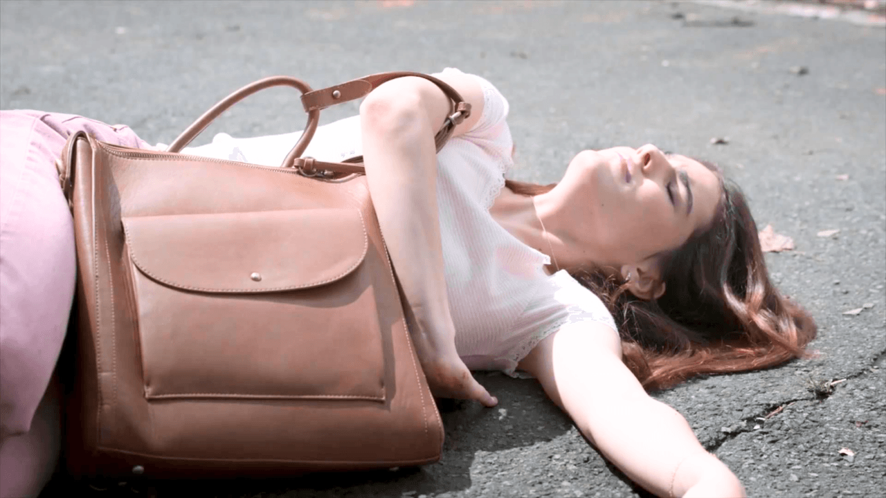 Silverio ejecuta su venganza contra Aura | Hermanas, Un amor Compartido | Capítulo 18