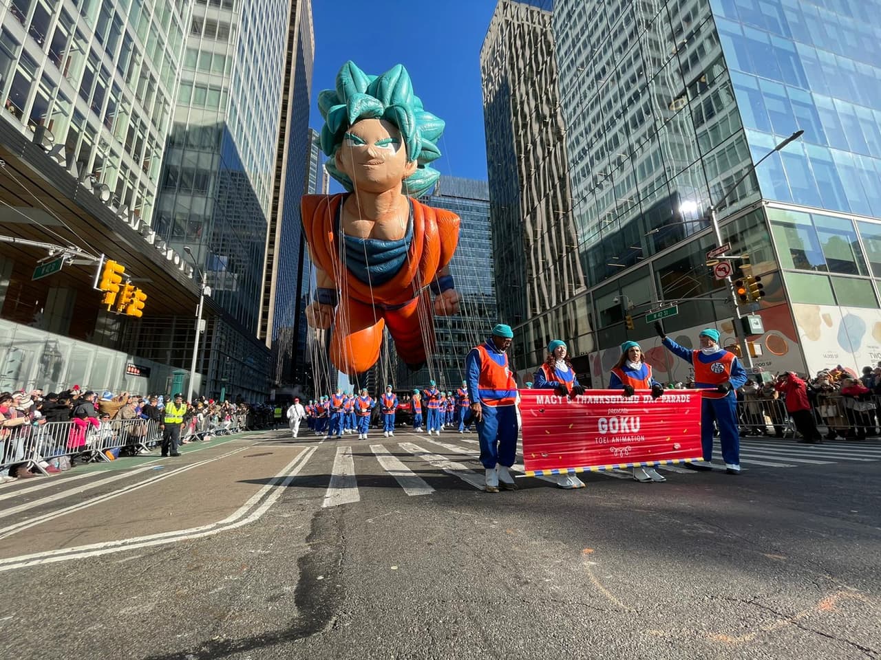 44 globos, 16 de ellos gigantes, desfilaron por las calles de Manhattan.