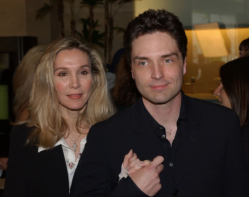Cynthia Rhodes se casó con el cantante Richard Marx en 1989. De acuerdo a una entrevista con 'E! News' de abril del 2014, dejó de actuar para dedicarse a cuidar a sus tres hijos: Brandon, Lucas y Jesse. La pareja se separó en el 2014.