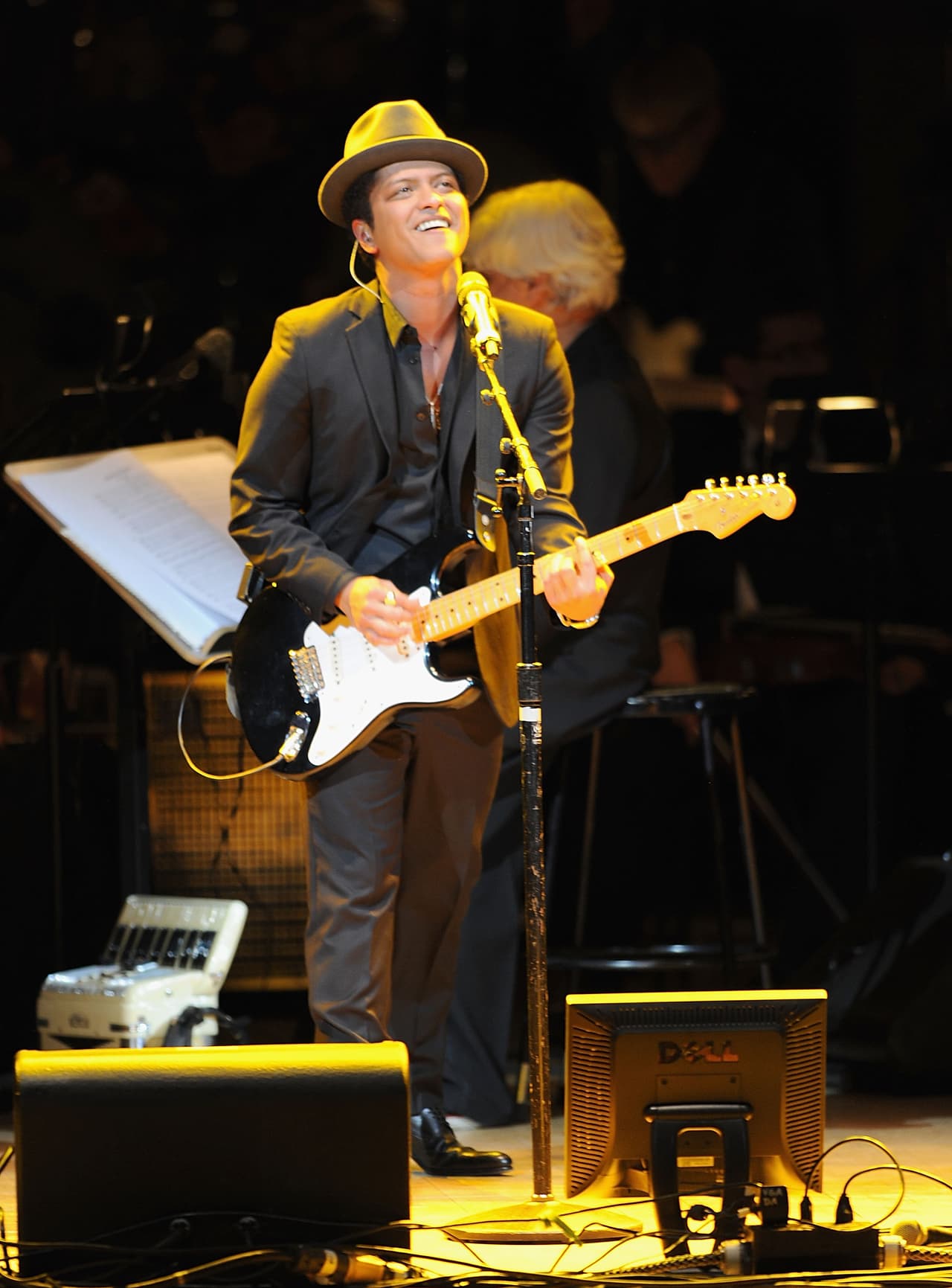 Para darle un aire de formalidad, suele combinarlos con pantalones de vestir, saco y camisas.