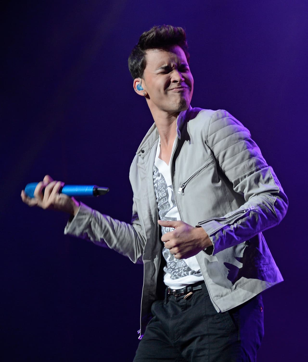 Básicos de un talentoso bachatero como Prince Royce: chaqueta, jeans ajustados, playera y sobre todo mucha A-C-T-I-T-U-D.