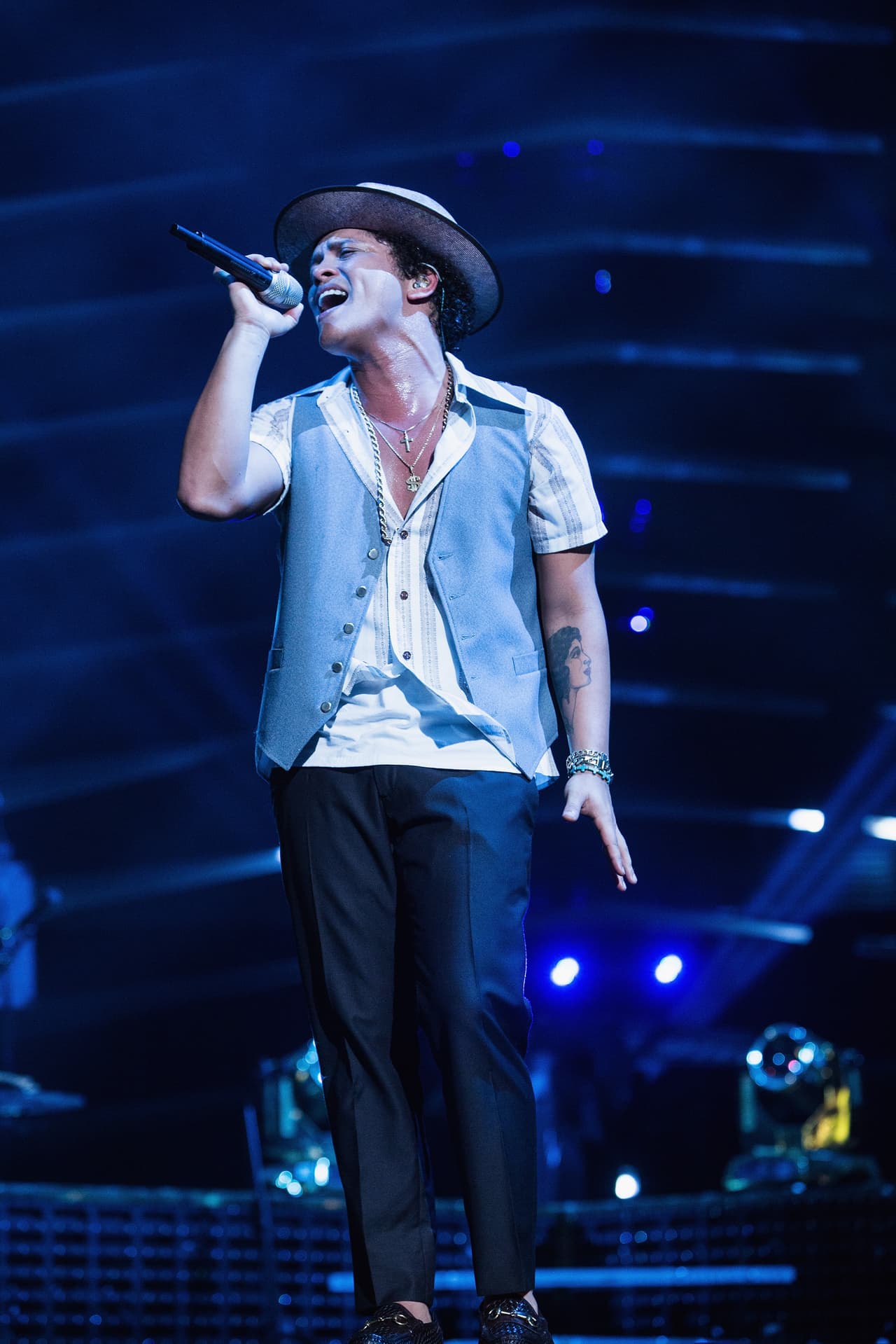 Tienen que reconocer que cada uno de ellos logra darle un toque único a su estilo. Bruno Mars siempre presume este tipo de sombreros.