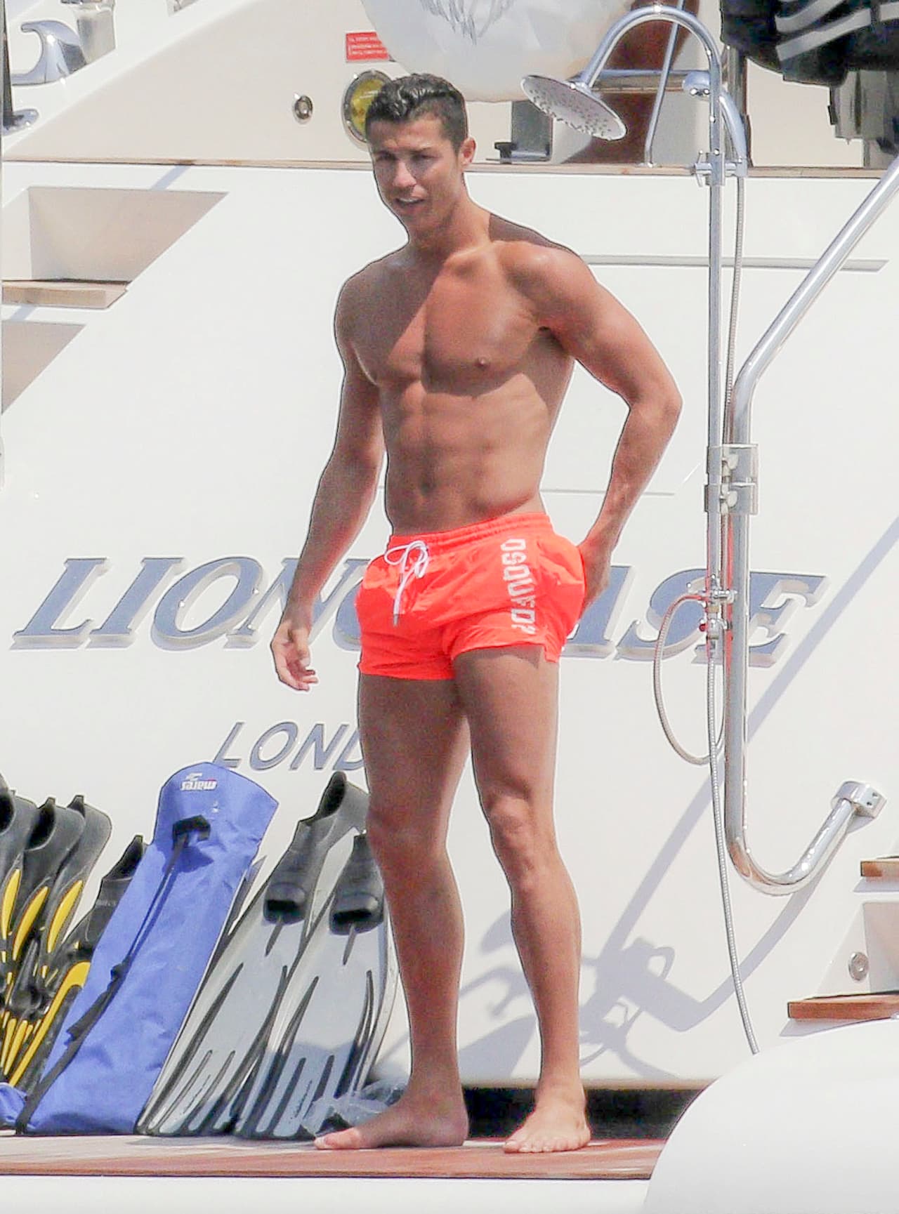 Regaló algunas poses para los paparazzi.