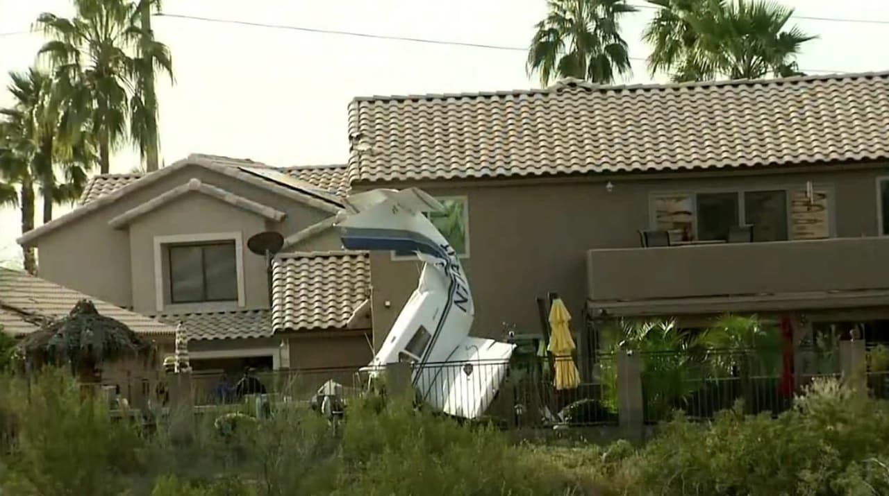 Imágenes: Avioneta se estrella contra el techo de una casa y termina en el patio de otra en Phoenix