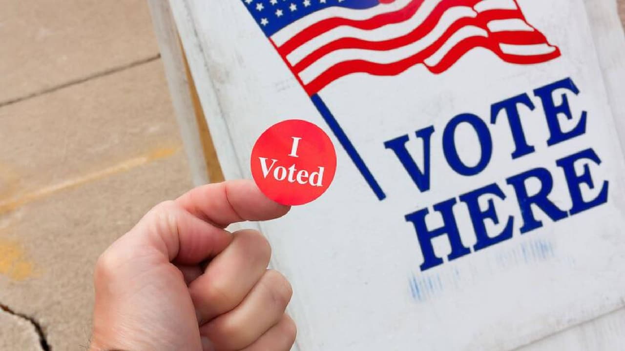 <b>En línea</b>
<br>Una de las maneras más sencillas de 
<b>registrarse para votar en Arizona es en línea</b>, sólo debes:
<br>- Ingresar a la página de 
<a href="https://servicearizona.com/VoterRegistration/register?execution=e1s1" target="_blank">servicearizona.com</a>
<br>- Hacer clic en “Registro Electoral Nuevo o actualización”
<br>- Llenar el formulario que aparece en pantalla
<br>- Enviarlo de regreso.