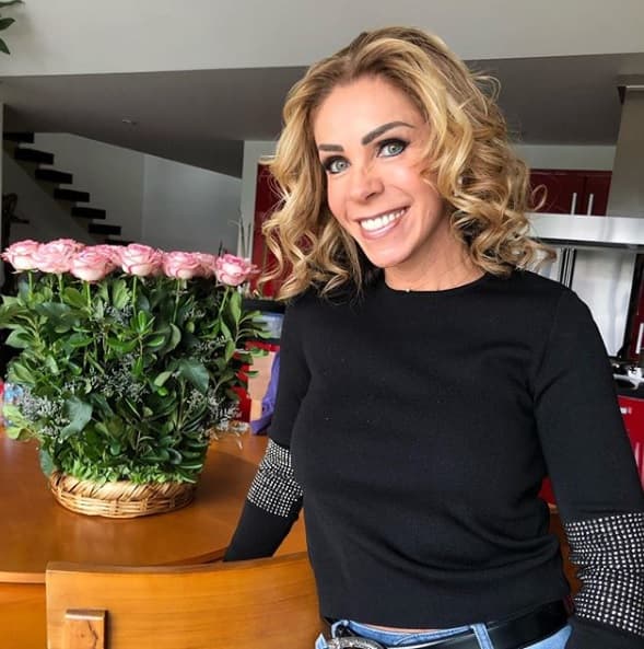 <b><a href="https://www.univision.com/famosos/comparten-su-dolor-y-se-consuelan-este-es-el-mensaje-que-rocio-sanchez-azuara-le-envio-a-humberto-zurita-fotos" target="_blank">Rocío Sánchez Azuara</a></b> insistió en que la gente que padece lupus debe apoyarse con un especialista o en su fundación, información que "con mucho corazón y con mucho gusto se las comparte".