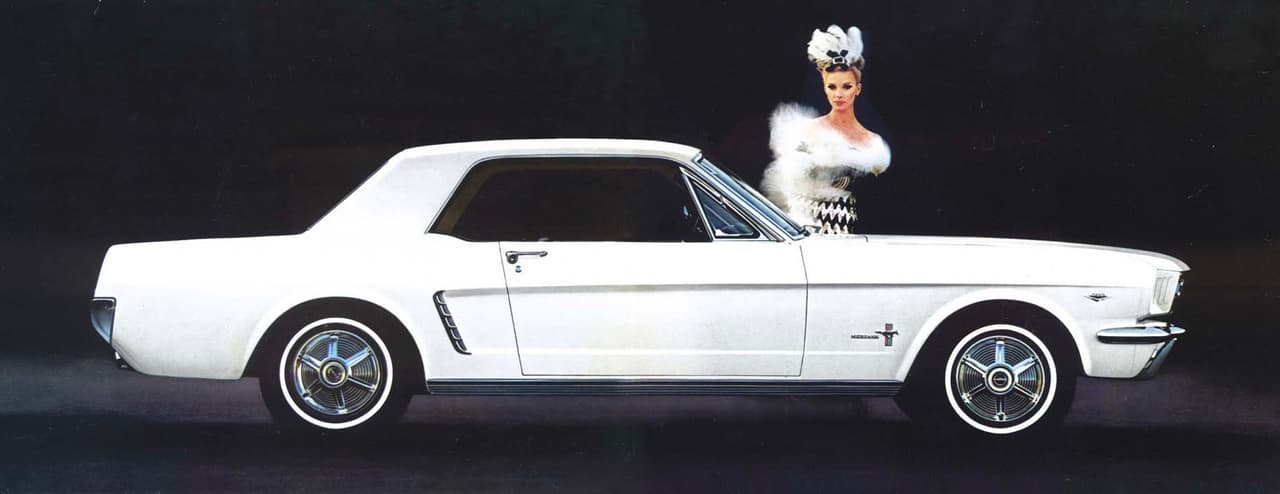 <h3 class="cms-h3-H3">25. Ford Mustang 1964 1/2 - 1966</h3>
<br>
<br>
<b>Diseñador lider: Joe Oros.</b>
<br>
<br>Este coupé de aspecto deportivo, construido sobre la mecánica simplona del Falcon el carro más barato de toda la línea Ford, se convirtió en un éxito sin precedentes, gracias en gran parte a su diseño que aprovechó al máximo las proporciones clásicas de trompa larga y cola corta . El primer Mustang fue el único automóvil reconocido por la casa joyera 
<b>Tiffany & Co.</b>, con su medalla de oro por excelencia en diseño, lo cual bien puede haber sido una jugada del departamento de mercadeo, pero una que no hubiese resonado sin la masiva aprobación pública de la que el Mustang difrutó desde el primer día.
<br>
<br>El diseño del Ford Mustang fue el resultado de un concurso entre varios estudios de diseño dentro de Ford. El ganador fue el equipo de diseño de camiones liderado por Joe Oros.