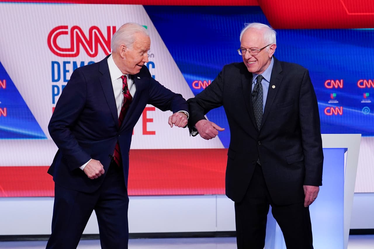 Luego de un par de reveses en las elecciones primarias, Biden se recuperó y finalmente la contienda quedó entre él y el senador Bernie Sanders. En la fotografía los precandidatos durante el 
<a href="https://www.univision.com/noticias/elecciones-en-eeuu-2020/debate-en-medio-del-coronavirus-biden-promete-llevar-una-vicepresidenta-y-sanders-una-reforma-migratoria-integral">debate realizado el 15 de marzo en Washington DC</a>, cuando ya el país comenzaba a entrar en crisis por la pandemia de 
<a href="https://www.univision.com/temas/coronavirus">covid-19</a>.