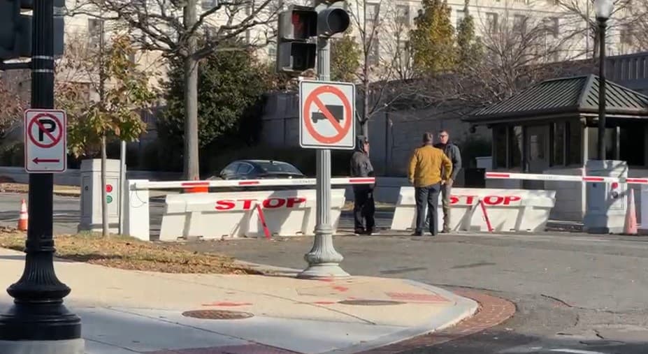 Un vehículo se estrella contra barricada del Capitolio en Washington DC