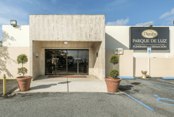 Hallan el cadáver de una mujer dentro de un auto estacionado frente a una funeraria