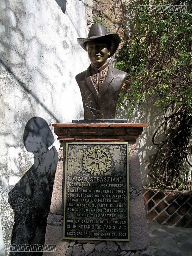 Días despúes del fallecimiento de Joan Sebastian, fue instalado este busto en su honor en una céntrica calle de Taxco, Guerrero.