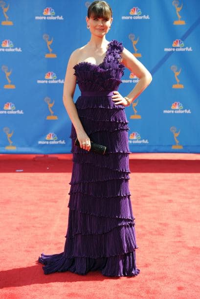 Hay actrices, como Emily Deschanel, que no encontraron algo mejor que ponerse que las cortinas de su casa. Claro que ella se puso las más antiguas y feas que vio.