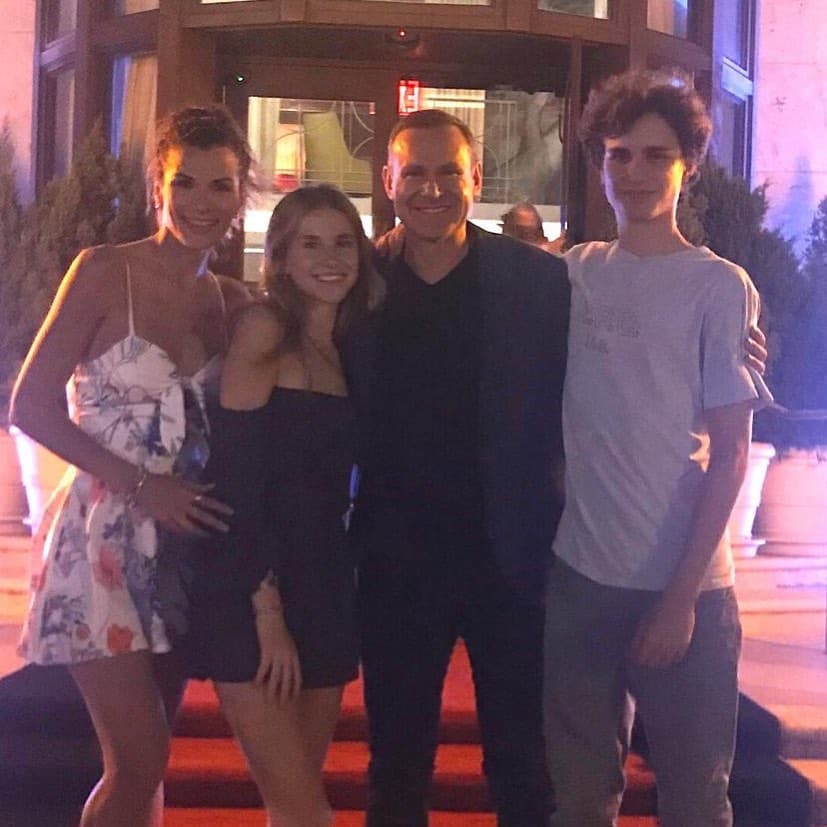 Michelle y Liam se quedaron en casa, mientras que Alan y Cristy disfrutaron de una velada con dos de los hermanos mayores."Cenita pasada con los 'babies' grandes", agregó Cristy en una sus publicaciones en Instagram.