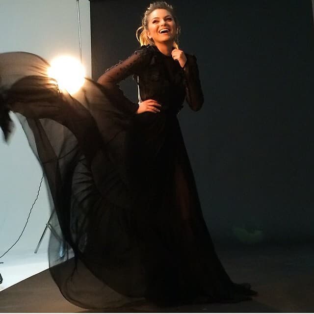 Súper guapa posando para las cámaras.