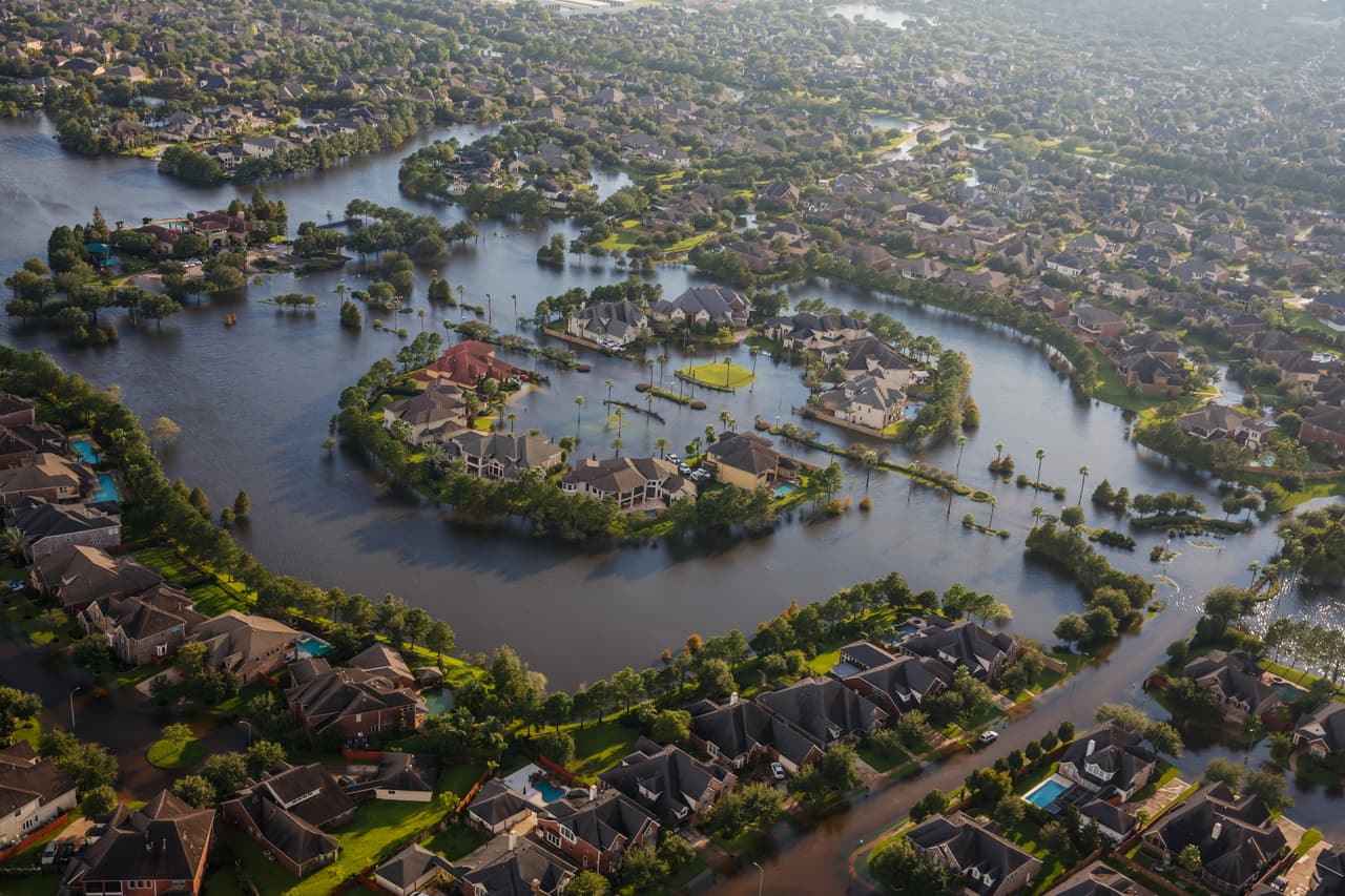 Las calles de un vecindario convertidas en un río, Houston.
<br>