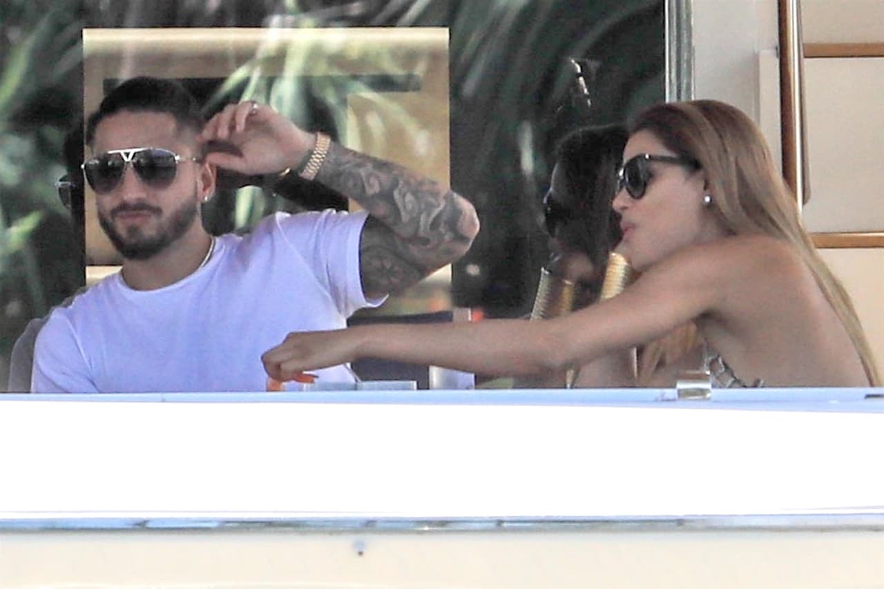 Revisando las redes sociales de la modelo, constatamos que Ariadna tiene cierta predilección por un par de aretes de diamante.