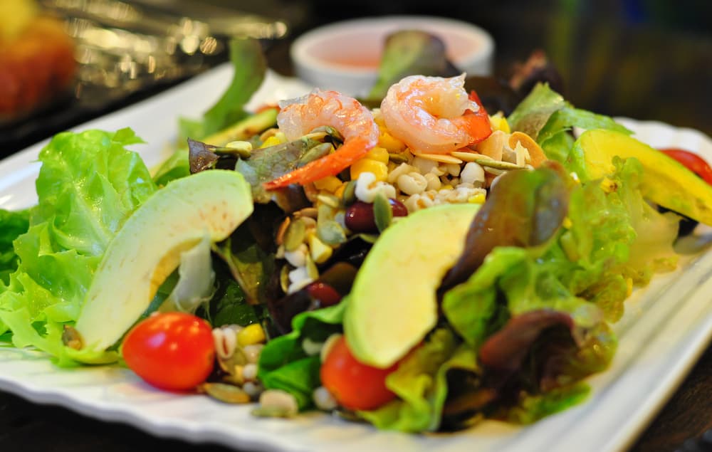 ENSALADA DE FRUTAS CRUJIENTES. La ensalada más fuera de lo común que probarás, pero por ello no deja de ser sabrosa. Lo que la hace llevar ese sobrenombre es la combinación agridulce con frutas secas que lleva. Lleva un toque gourmet que sin duda puede ganarte varias felicitaciones.