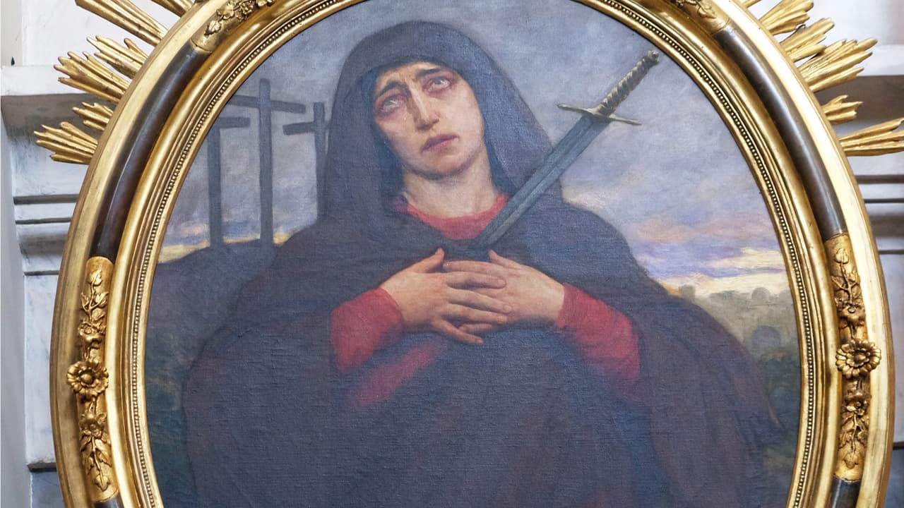 Curiosamente, hay otra variación de la Virgen Dolorosa venerada en varios países latinos, sobre todo en República Dominicana, y está relacionada hasta cierto punto con el vudú dominicano, y ésta es la Metresili, cuya historia fue traída por los esclavos africanos que llegaron a nuestro continente.