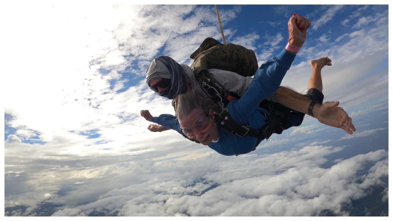 Aunque ese viaje por los cielos de Hawaii acaba de pasar, la imparable abuela ya planifica nuevas aventuras: piensa participar en una carrera de botes, y hacer este mismo año su cuarto salto en paracaídas.
<br>