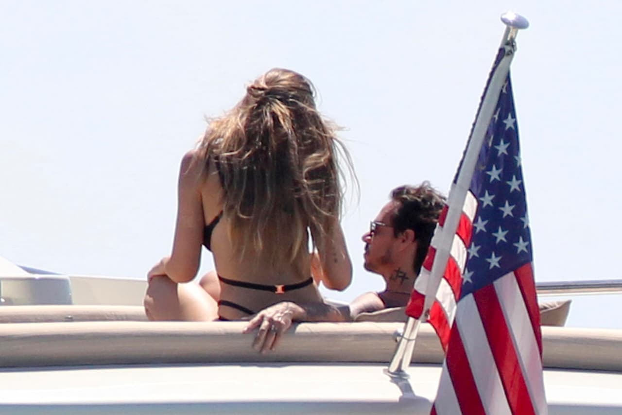 Marc Anthony disfrutó de una mañana de sol, navegando por la bahía de Miami con su exesposa Shannon de Lima.