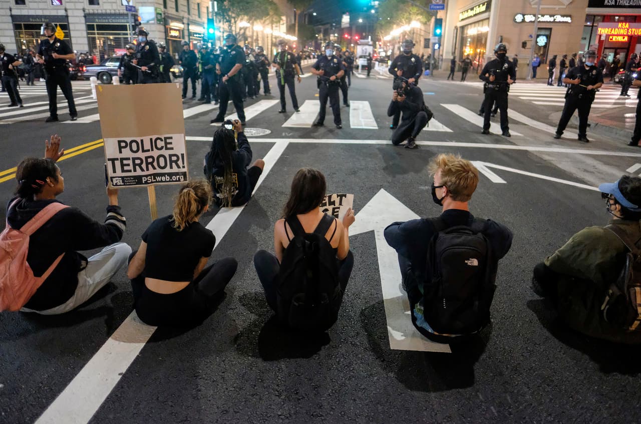 Las protestas han estallado en todo el país después de que George Floyd murió a principios de esta semana bajo custodia policial en Minneapolis.