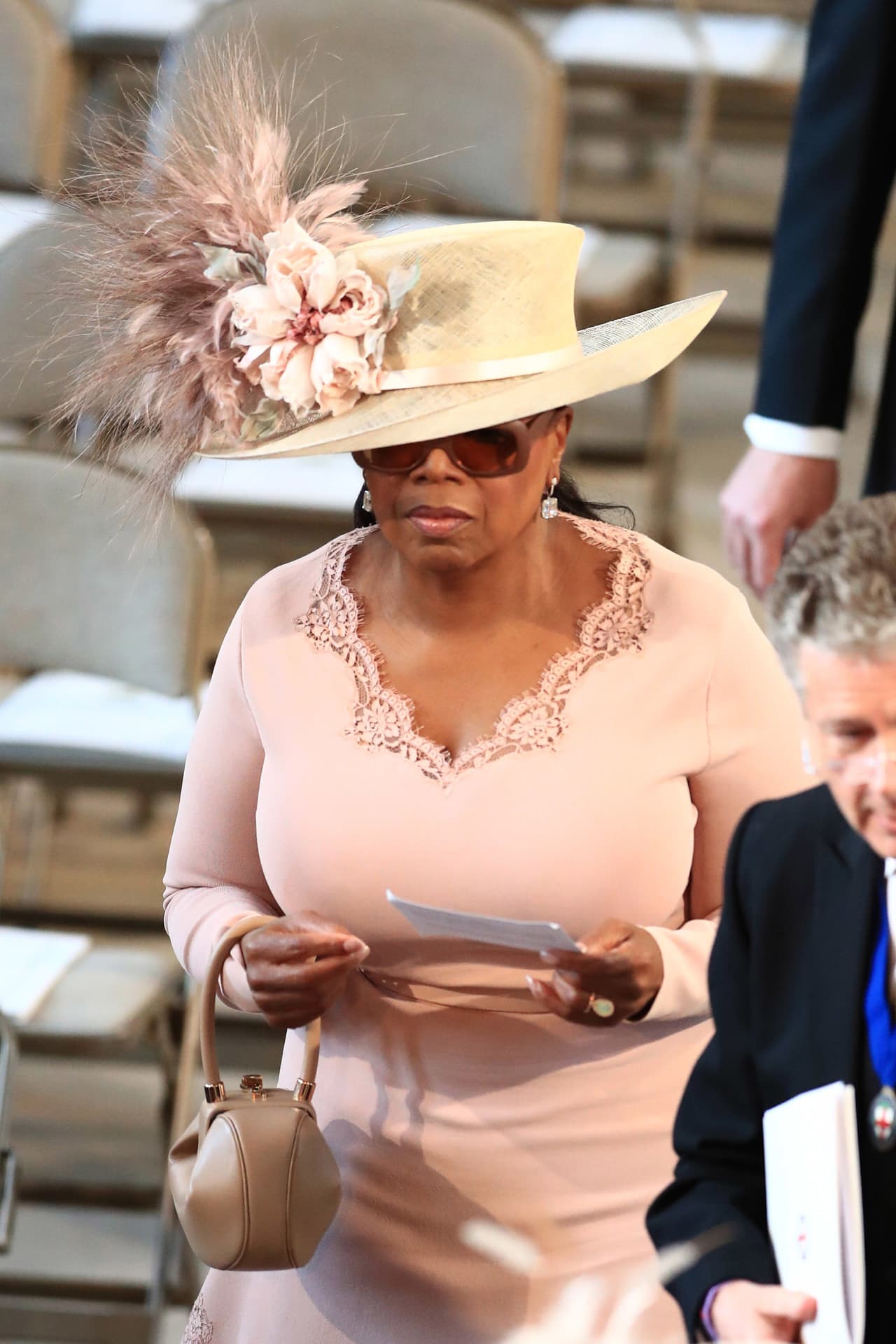Oprah Winfrey llegó a la boda del príncipe Harry y Meghan vestida con un diseño de Stella McCartney de color rosado, con una pamela a juego.