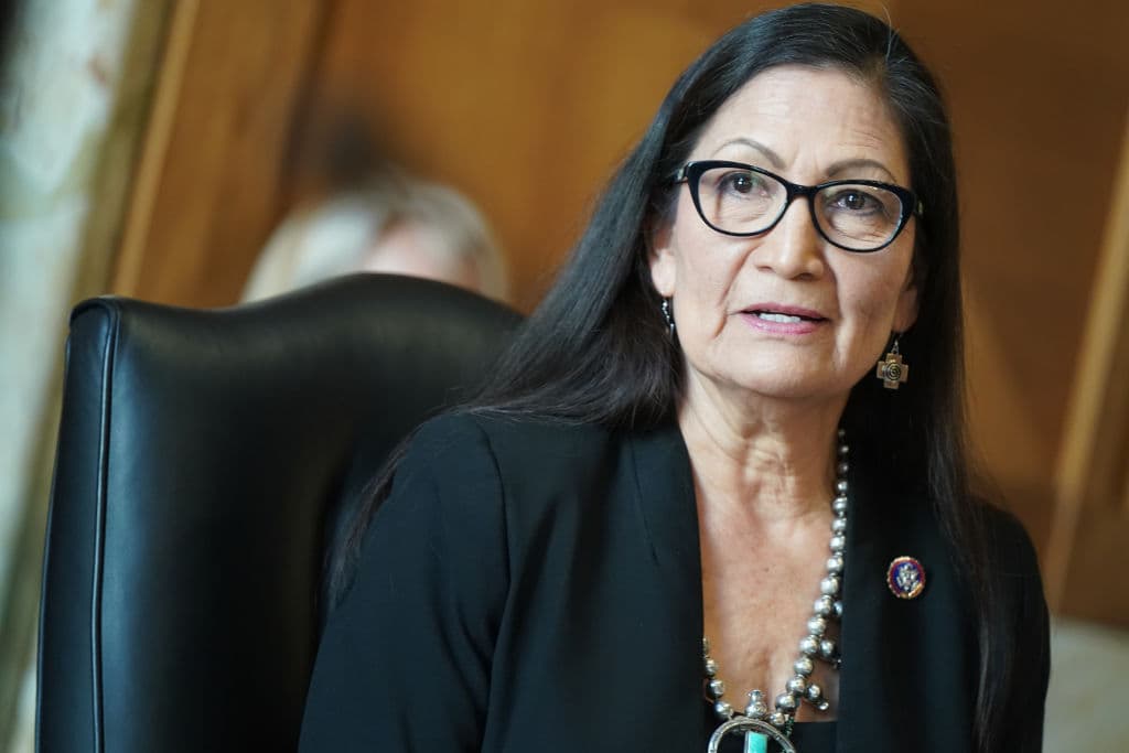 Senado confirma a Deb Haaland como secretaria del Interior, la primera indígena que integra un gabinete presidencial