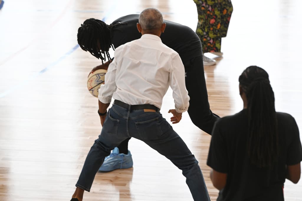 Finalmente, la visita no se limitó al entrenamiento. Tras convivir con las jugadoras, Obama se trasladó dentro del centro para hablar con un grupo de inversionistas vinculados a la liga y con cerca de 100 alumnas de preparatoria, en una especie de agenda ampliada alrededor del crecimiento del deporte y su proyección social.