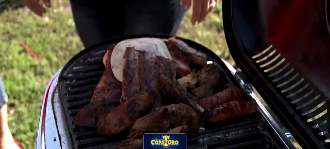 Otras aficionadas trajeron su parrilla e hicieron su bistec y costillas asadas.