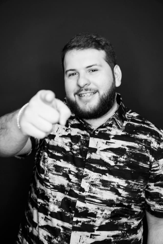 Allí le cantó una canción y a Jorge le gustó. Cuatro meses después se fue de gira con ellos.