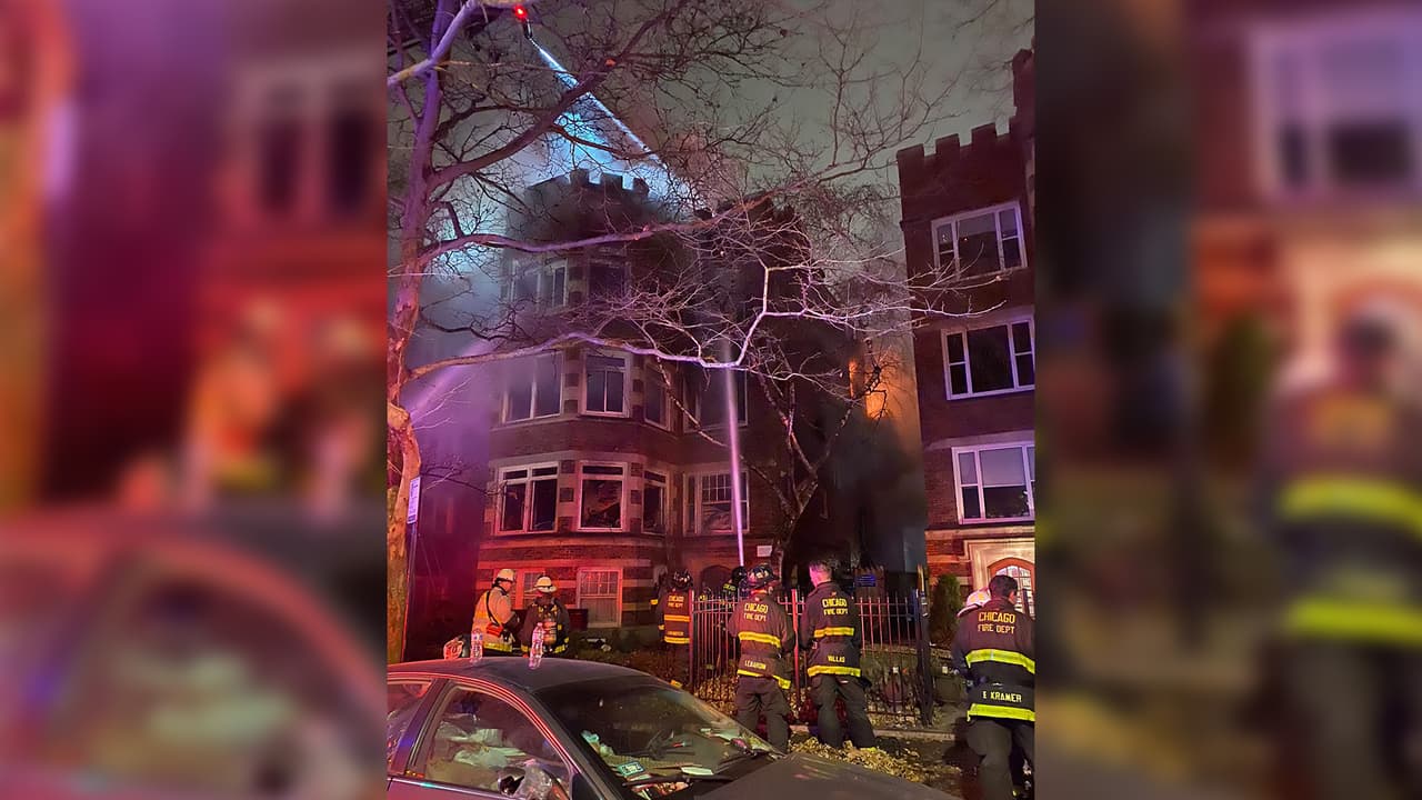 Las llamas se concentraban en el primer piso del edificio de tres niveles, informaron los Bomberos.