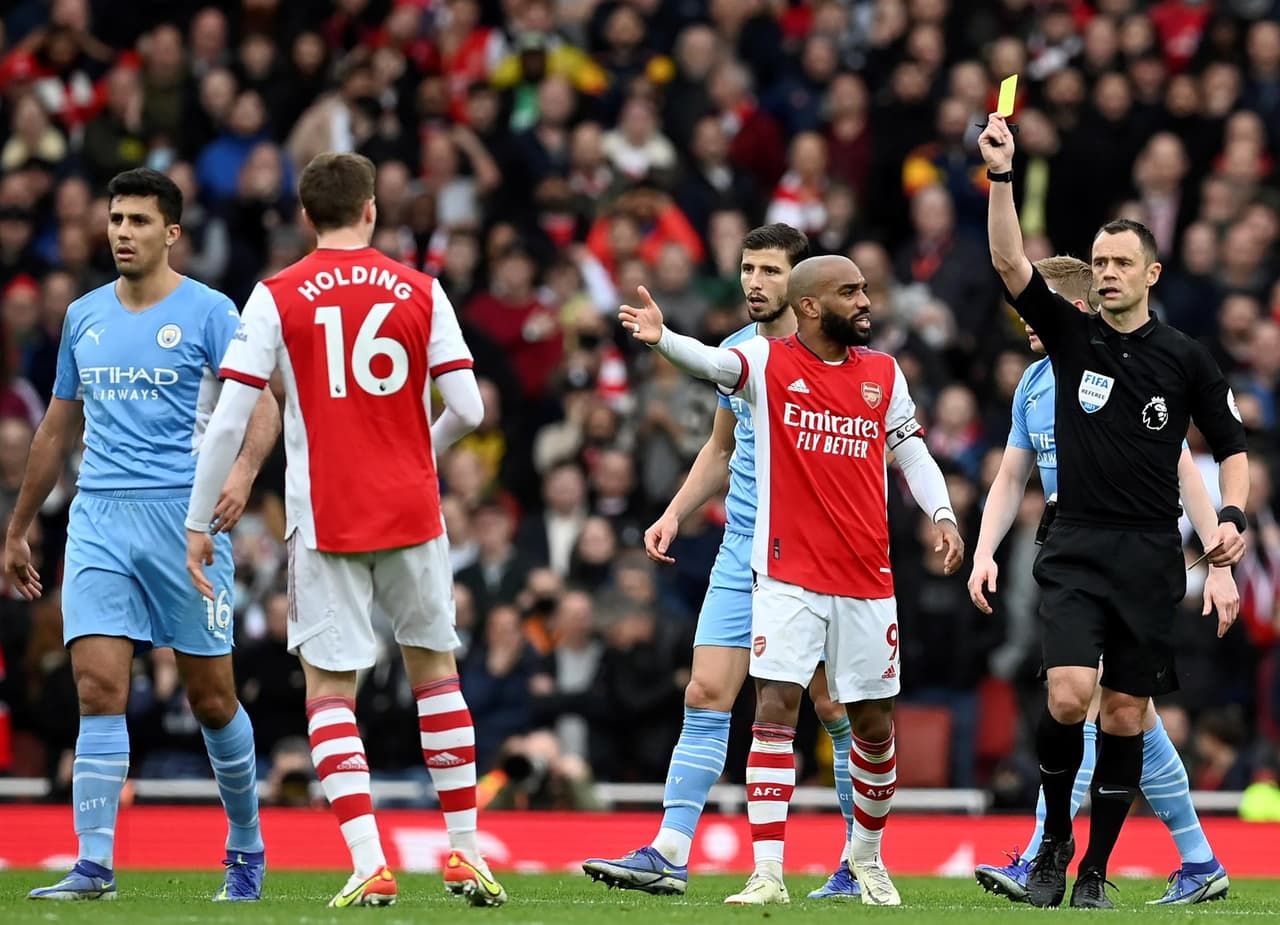 Manchester City saca triunfo de último minuto ante Arsenal durante la Jornada 21 en la Premier League. Bukayo Saka abrió el marcador a favor de los Gunners al 31', pero fueron Riyad Marez con un penalti quien igualaba el marcador y Rodrigo Hernández Cascante anotaba al 90+3' para sumar otros tres puntos y seguir líderes de la tabla.