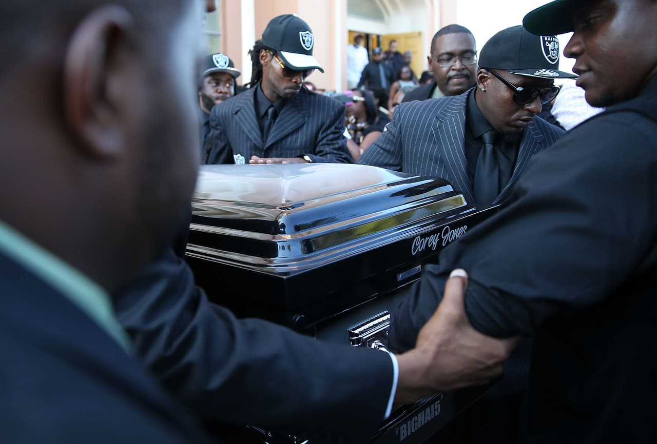 Familiares y amigos acudieron este sábado al funeral de Corey Jones.El joven fue asesinado a tiros por un policía vestido de civil luego de que el agente Nouman Raja se acercara a su vehículo, el cual se había accidentado. Según la policía de Palm Beach Gardens, Jones estaba armado cuando el agente se acercó, y se suscitó una confrontación, que culminó cuando el policía abrió fuego.