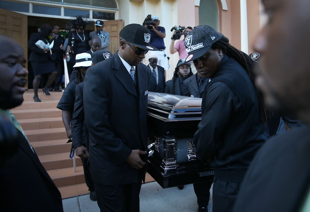 Familiares y amigos acudieron este sábado al funeral de Corey Jones.El joven fue asesinado a tiros por un policía vestido de civil luego de que el agente Nouman Raja se acercara a su vehículo, el cual se había accidentado. Según la policía de Palm Beach Gardens, Jones estaba armado cuando el agente se acercó, y se suscitó una confrontación, que culminó cuando el policía abrió fuego.