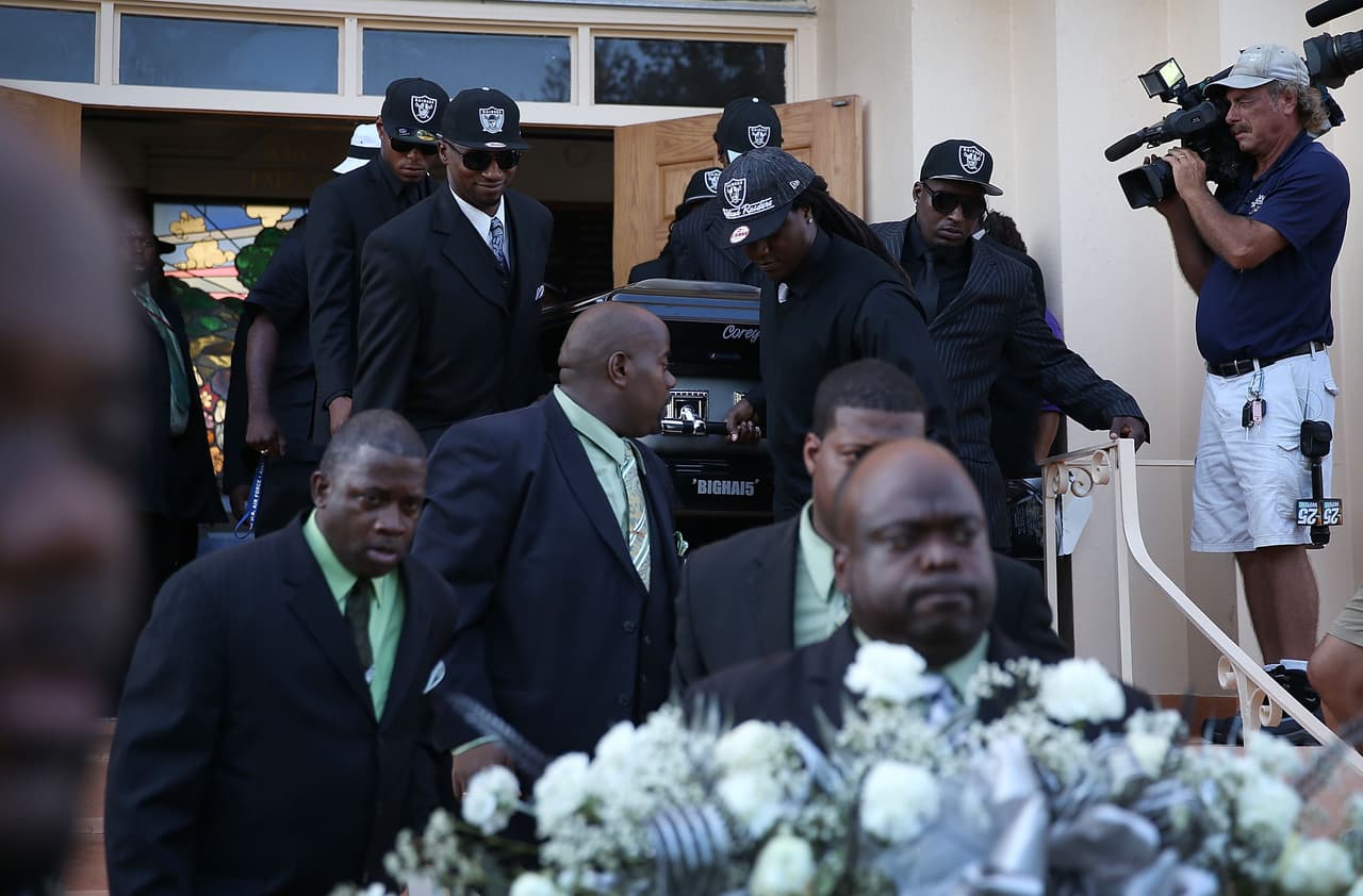 Familiares y amigos acudieron este sábado al funeral de Corey Jones.El joven fue asesinado a tiros por un policía vestido de civil luego de que el agente Nouman Raja se acercara a su vehículo, el cual se había accidentado. Según la policía de Palm Beach Gardens, Jones estaba armado cuando el agente se acercó, y se suscitó una confrontación, que culminó cuando el policía abrió fuego.