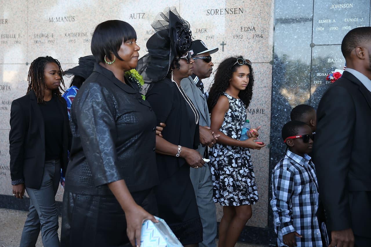 Familiares y amigos acudieron este sábado al funeral de Corey Jones.El joven fue asesinado a tiros por un policía vestido de civil luego de que el agente Nouman Raja se acercara a su vehículo, el cual se había accidentado. Según la policía de Palm Beach Gardens, Jones estaba armado cuando el agente se acercó, y se suscitó una confrontación, que culminó cuando el policía abrió fuego.