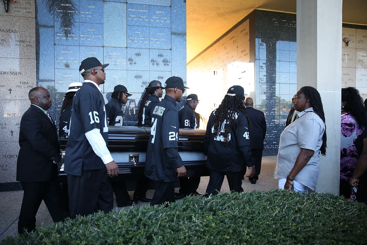 Familiares y amigos acudieron este sábado al funeral de Corey Jones.El joven fue asesinado a tiros por un policía vestido de civil luego de que el agente Nouman Raja se acercara a su vehículo, el cual se había accidentado. Según la policía de Palm Beach Gardens, Jones estaba armado cuando el agente se acercó, y se suscitó una confrontación, que culminó cuando el policía abrió fuego.