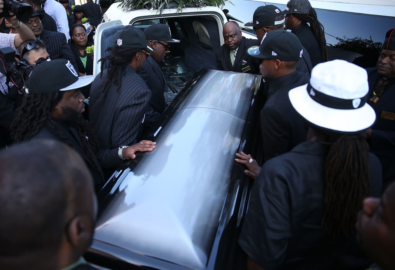 Familiares y amigos acudieron este sábado al funeral de Corey Jones.El joven fue asesinado a tiros por un policía vestido de civil luego de que el agente Nouman Raja se acercara a su vehículo, el cual se había accidentado. Según la policía de Palm Beach Gardens, Jones estaba armado cuando el agente se acercó, y se suscitó una confrontación, que culminó cuando el policía abrió fuego.