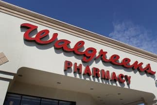 Walgreens en El Mirage
<br>Horario: 8 AM a 5 PM
<br>Ubicación: 5385 N. Dysart Rd, El Mirage, AZ 85335
<br>Haz 
<a href="https://www.walgreens.com/topic/findcare/coronavirus.jsp?ban=covid_vanity" target="_blank">clic aquí</a> para regístrate
<br>