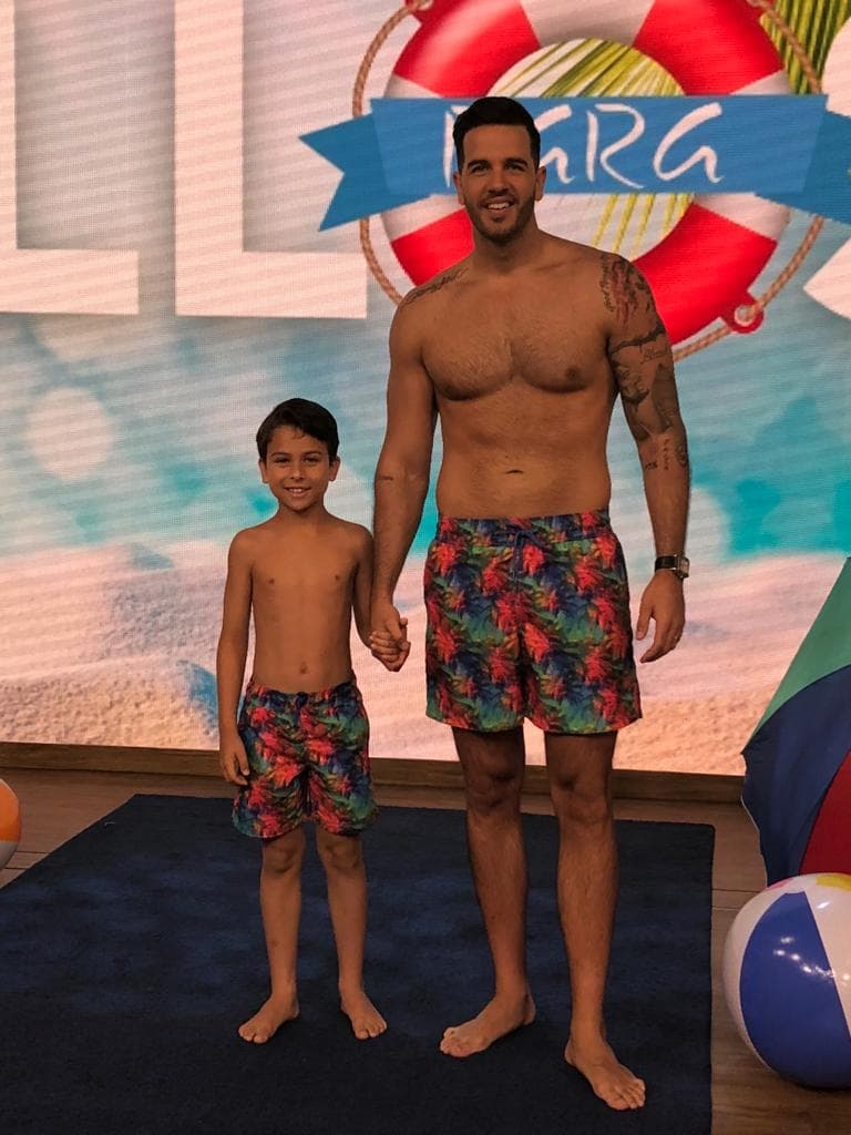 Con este colorido traje de baño, nuestro chef se graduó como modelo de trajes de baño.