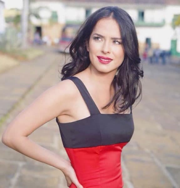 La actriz
<b>Danna García</b> (42), dio positivo por coronavirus mientras estaba en España, a mediados de marzo, y se le prolongó por más de un mes.