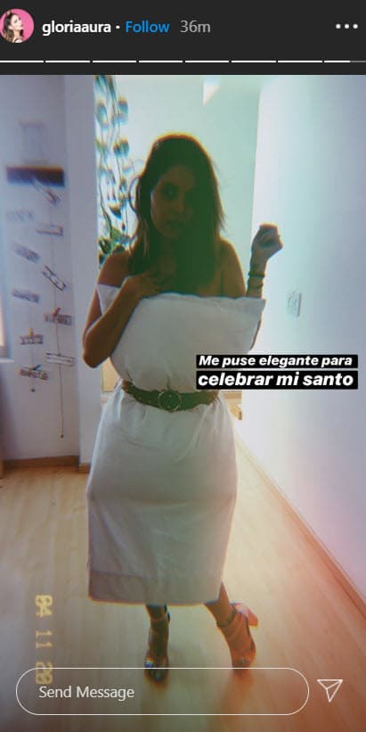 La cantante y actriz Gloria Aura compartió su creación del #PillowDress la tarde del 11 de abril.