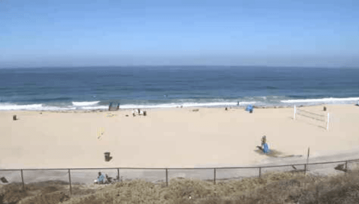 La popular playa está ubicada en la zona sur de la costa del Condado de L.A a unas 24 millas de distancia del centro de Los Ángeles.