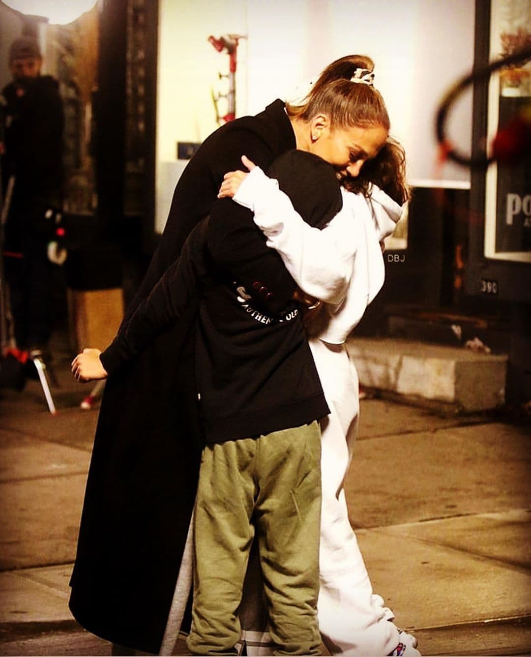 La actriz y productora de 'Hustlers' está feliz con la familia que ha formando junto a Alex Rodríguez y la buena relación que se ha dado entre los hijos de ambos.