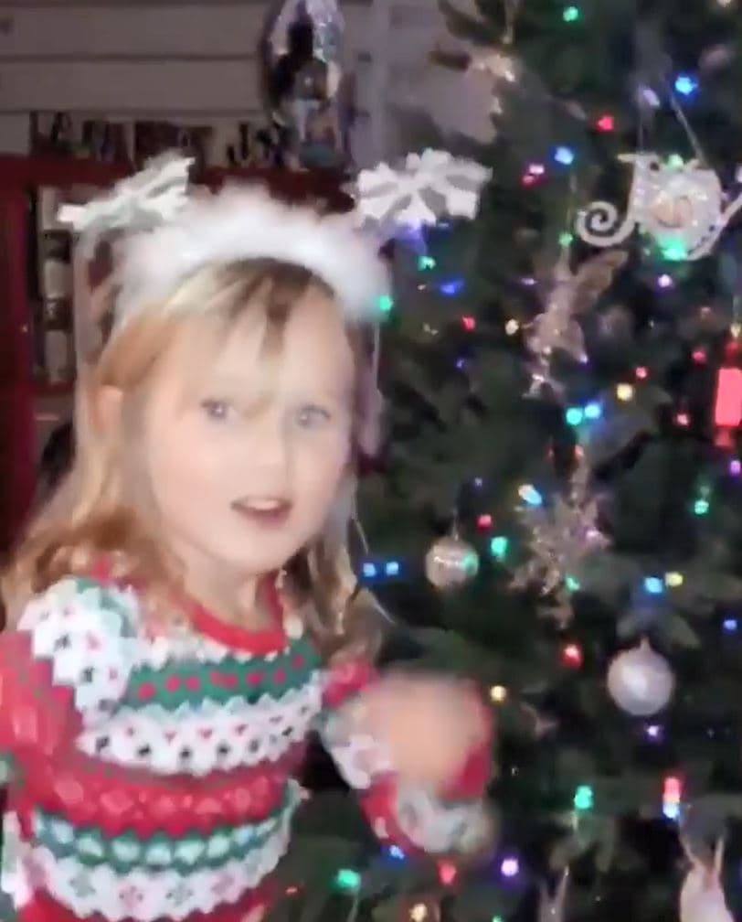 Al ritmo de modernos villancicos 'las tres mosqueteras’, como se hacen llamar,
<b> </b>no descansan hasta dejarlo listo.