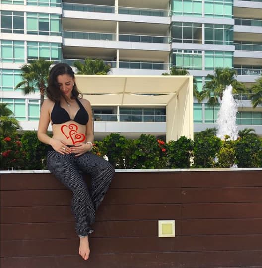 Elizabeth no deja de escribir mensajes donde muestra lo emocionada y ansiosa que está por la llegada de su hijo.