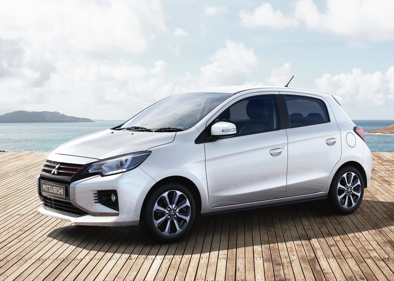 <h3 class="cms-H3-H3"><b>Mitsubishi Mirage – 39 mpg</b></h3>
<br>
<br>En lo más alto de este ranking de los carros más eficientes se encuentra el Mitsubishi Mirage y que además es el segundo modelo más barato del mercado estadounidense. La clave para entregar 43 mpg en ciudad, 36 mpg en carretera y 39 mpg en trayecto combinado es su pequeño motor de tres cilindros y 1.2 litros, asociado a una transmisión CVT, capaz de producir tan solo 78 caballos de fuerza. Su precio inicial es de $15,565.
<br>