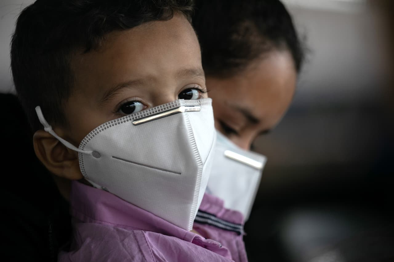 2. Además, permita que los niños descansen del cubrebocas en espacios abiertos. Muévase con ellos a un lugar más despejado de personas.