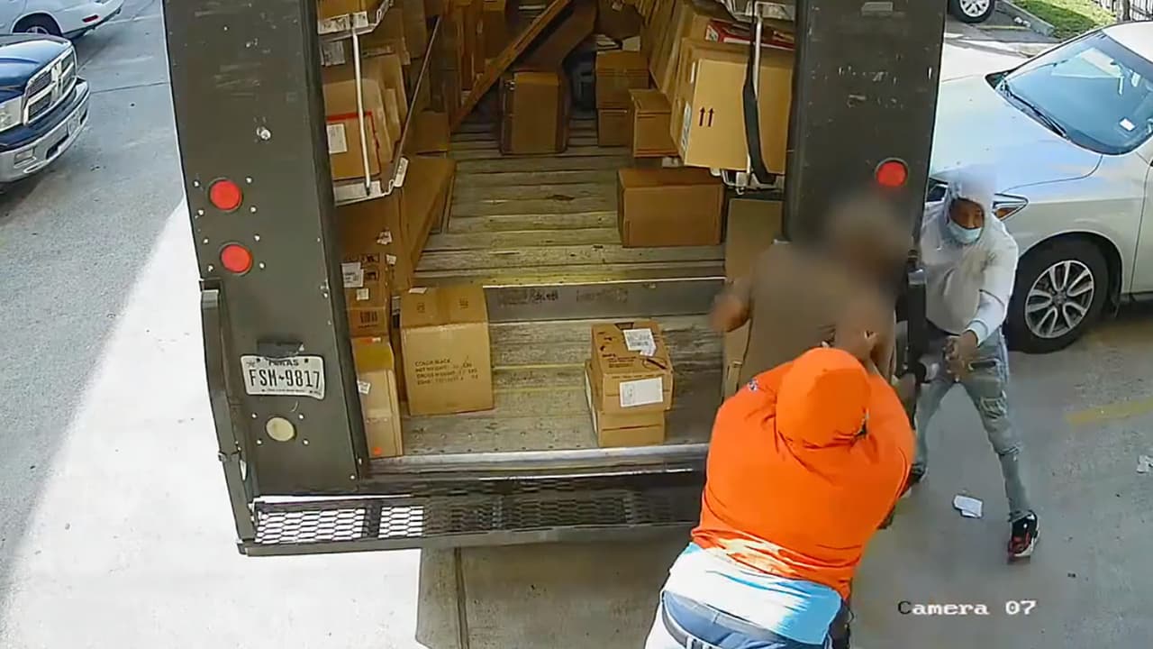 Buscan a hombres acusados de robar paquetes con medicamentos en el noroeste de Houston